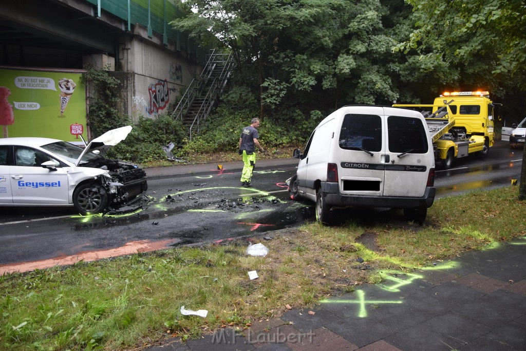 VU Frontal Koeln Hoehenhaus Berlinerstr vor Leuchterstr P39.JPG - Miklos Laubert